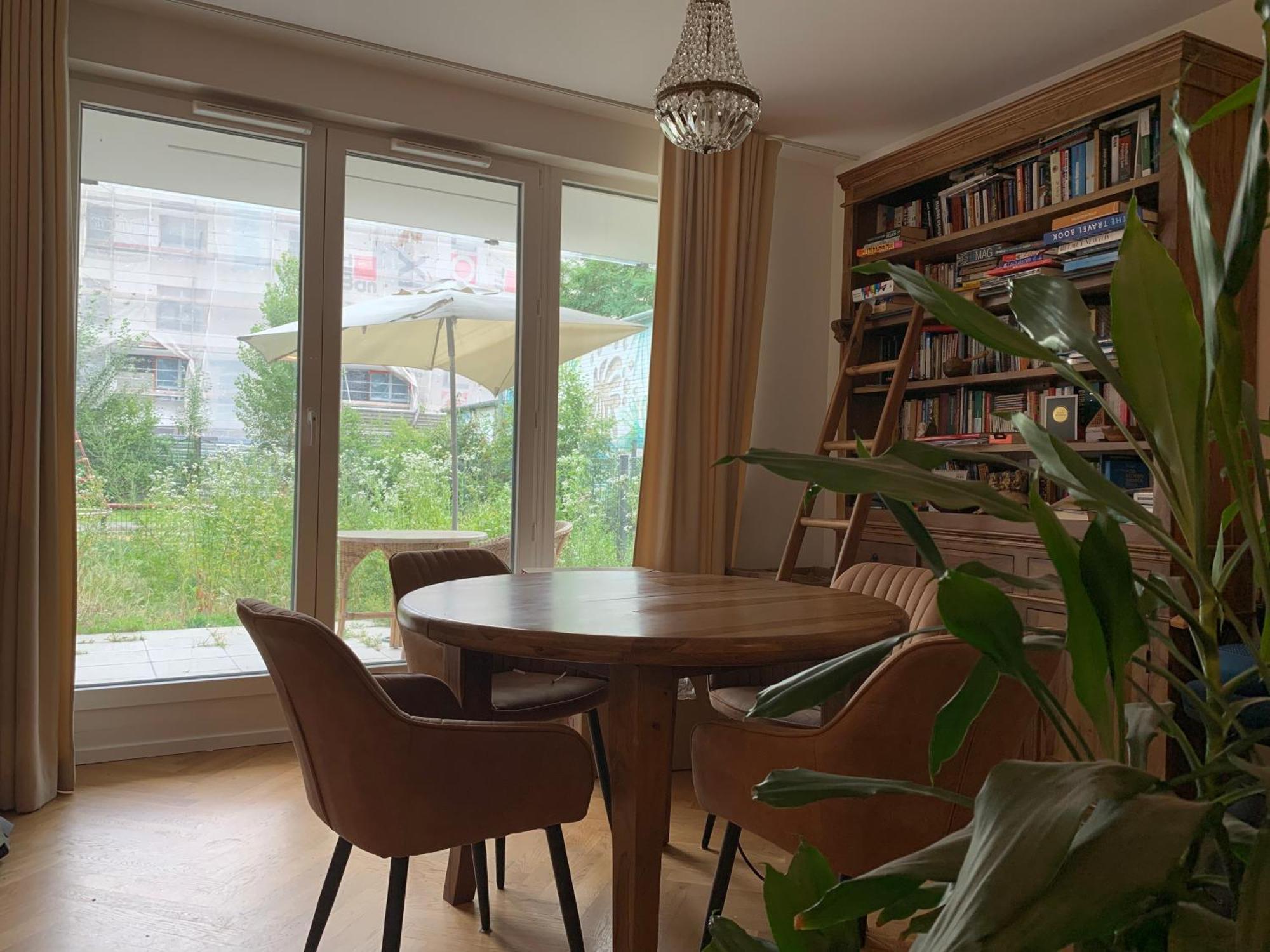 Premium - Metro & Parking Apartment